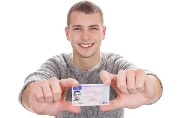 Junger Mann zeigt seinen Führerschein — Stockfoto