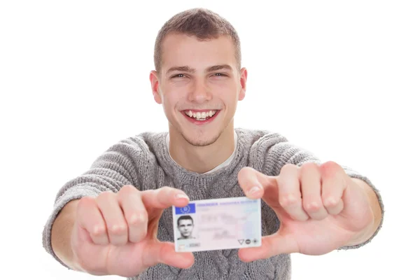 Joven mostrando su licencia de conducir —  Fotos de Stock