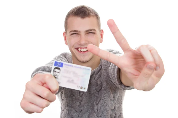 Joven mostrando su licencia de conducir —  Fotos de Stock