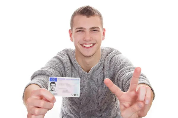 Młody człowiek pokazano jego prawo jazdy — Zdjęcie stockowe