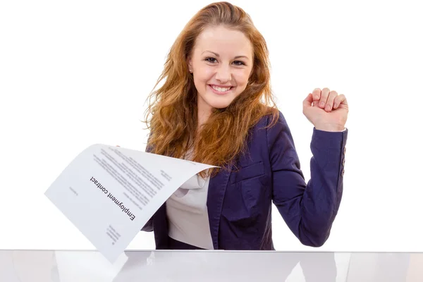 Gelukkig jonge vrouw is gelukkig over haar arbeidsovereenkomst — Stockfoto