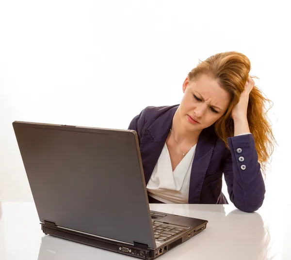 Jovem mulher está estressada devido a falha de computador — Fotografia de Stock