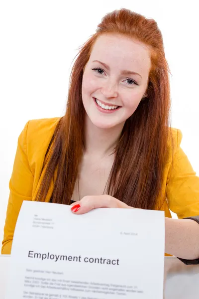 Mutlu genç bir kadın onun iş sözleşmesi hakkında mutlu — Stok fotoğraf