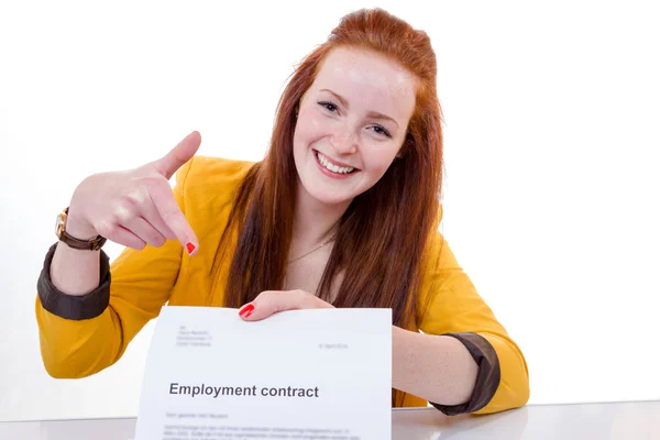Mutlu genç bir kadın onun iş sözleşmesi hakkında mutlu — Stok fotoğraf