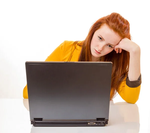 Mujer joven se estresa debido a un fallo de la computadora — Foto de Stock