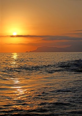 Denizde gün doğumu