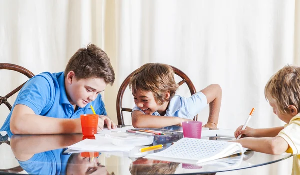 Niños haciendo deberes —  Fotos de Stock