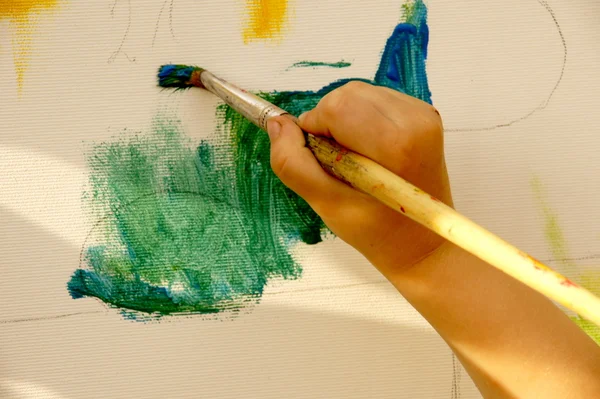 Молодой художник рисует картину — стоковое фото