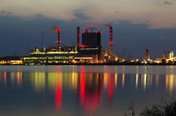 Widok na elektrownie w nocy — Stock Photo, Image