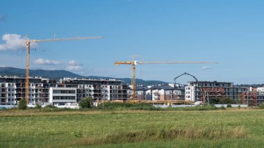 İkametgâh inşaatı. Düşük katlı inşaat. İnşaat alanında turna.