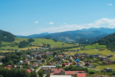 Orava kalesinin duvarlarından dağların manzarası