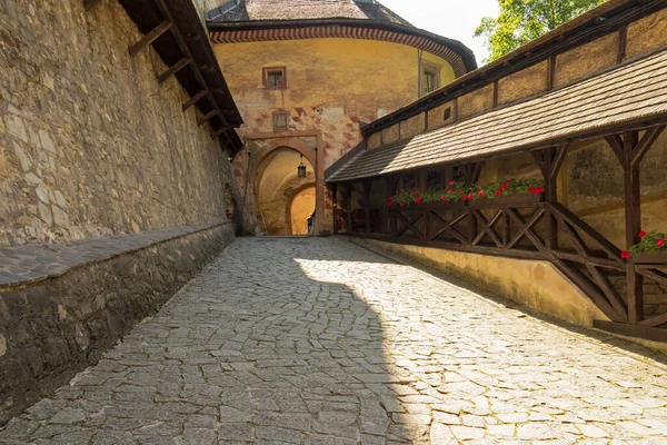 Cobblestone Entrance Orava Castle Entrance Gate Flower Pots Cloister — Stockfoto