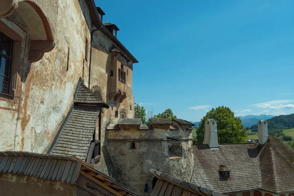 View Orava Castle Walls Frayed Clouds Hillside Overgrown Trees — Stockfoto