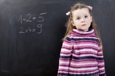 sevimli kız bir chalboard önünde