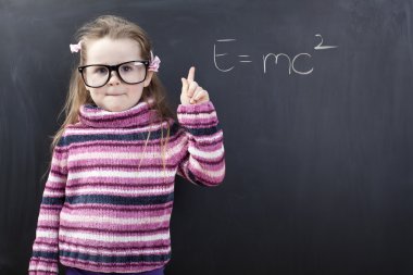 sevimli kız bir chalboard önünde