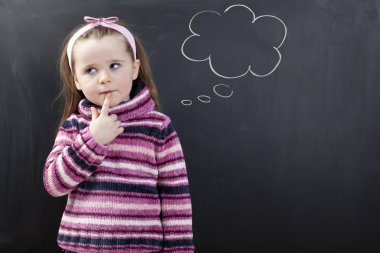 sevimli kız bir chalboard önünde