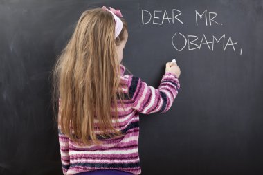 sevimli kız bir chalboard önünde