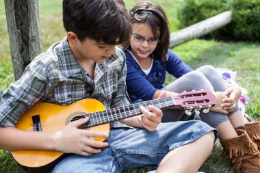 Gençler gitar çalmak