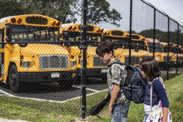 Teenagers on their way to school — Stock Photo, Image