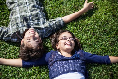 Gençler mutlu çim üzerinde yalan