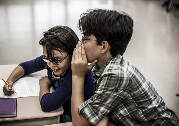 Teenagere i skolen - Stock-foto