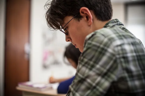 Tonåringar i skolan Royaltyfria Stockfoton