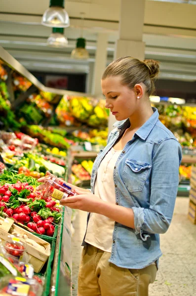 Young woman in the supermarket — Stock Photo, Image