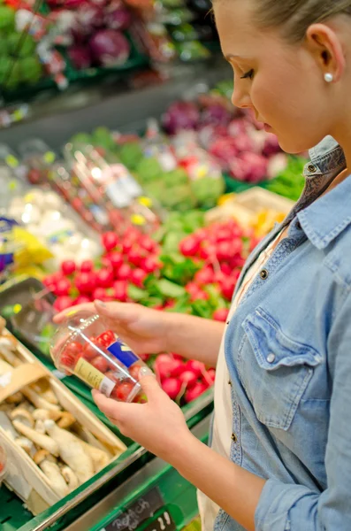 Young woman in the supermarket — Stock Photo, Image