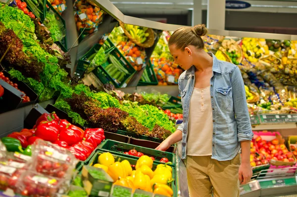 Mujer joven en el supermercado — Foto de Stock