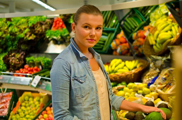 Young woman in the supermarket — Stock Photo, Image