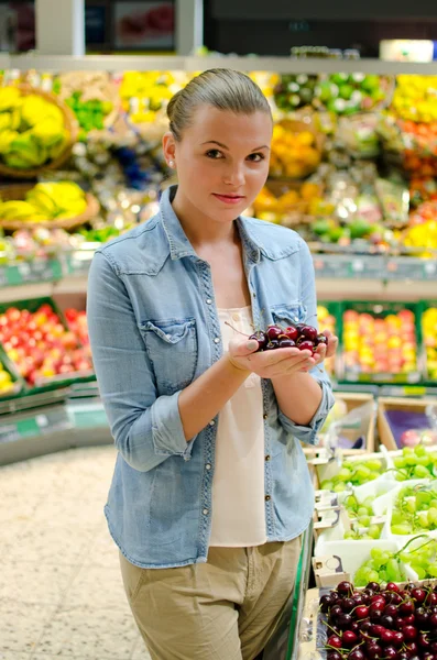 Young woman in the supermarket — Stock Photo, Image