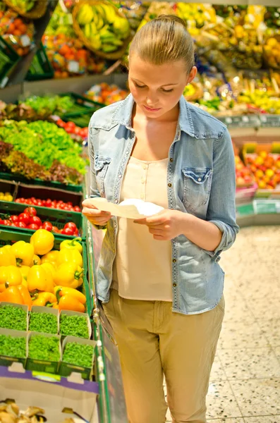 Young woman in the supermarket — Stock Photo, Image