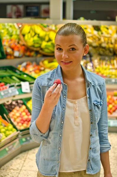 Mujer joven en el supermercado — Foto de Stock