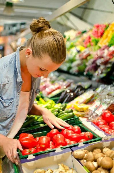 Junge Frau im Supermarkt Stockfoto