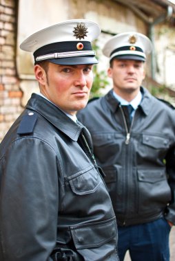 Polis memurları kameraya arıyoruz