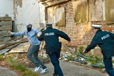 Polis memurları adam kovalıyor