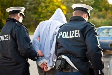 Polis memurları tutuklama adam