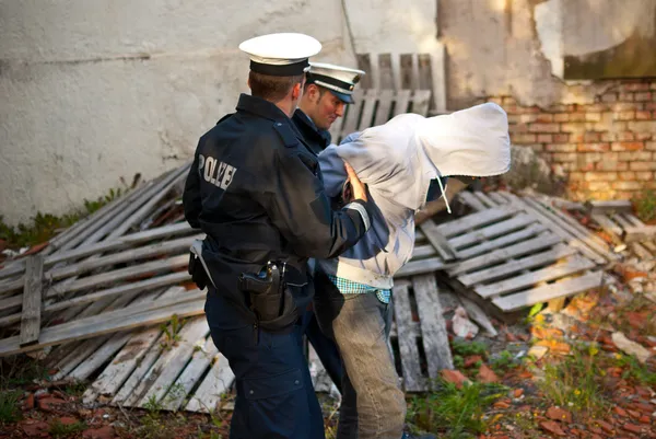 Officiers de police arrestation homme — Photo