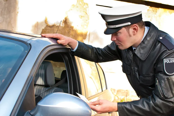 Polizist kontrolliert Führerschein Stockbild