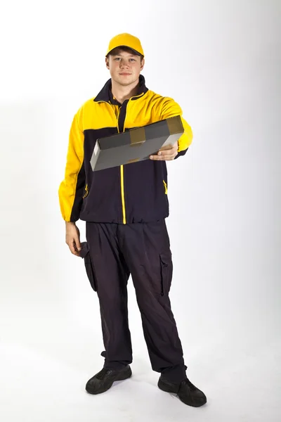 Mladý pošťák v uniformě pošťák — Stock fotografie