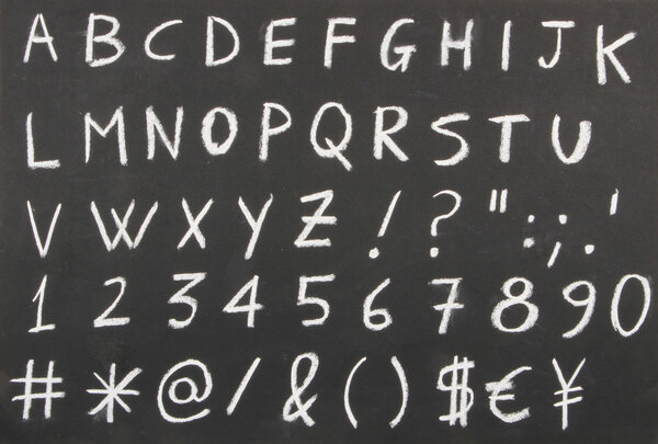 Alfabeto scritto su lavagna orizzontale