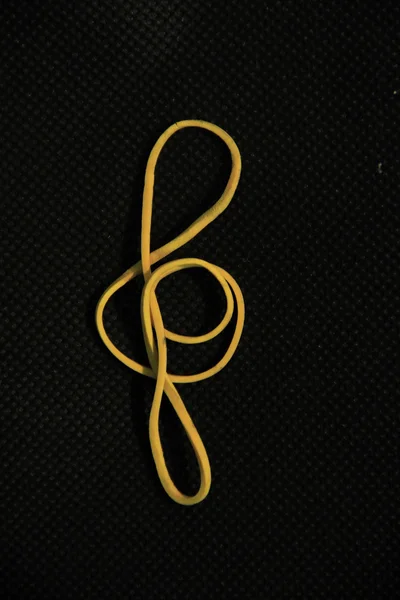 Rubber band shape: treble clef — Stock Photo, Image