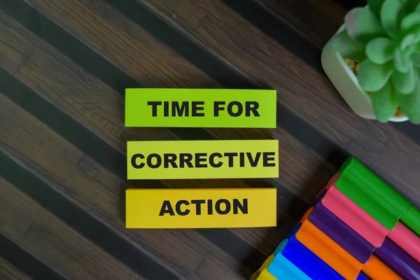 Time Corrective Action Пише Липких Нотатках Ізольованих Дерев Яному Столі — стокове фото