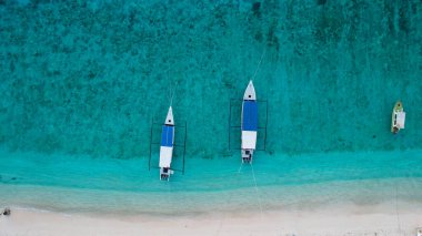 Lombok plajına yanaşmış geleneksel ahşap balıkçı teknesinin ultra geniş bir fotoğrafı. Lombok, Endonezya, 20 Ekim 2021