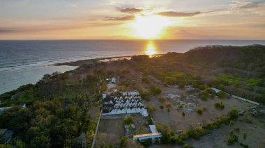 Endonezya 'nın Gili Trawangan Adası' nın sabah güneşinin doğduğu hava manzarası. Lombok, Endonezya, 21 Ekim 2021