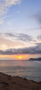 Mandalika Bölgesi, Lombok, Endonezya 'daki Kuta Plajı manzarası. Güzel bir tropikal plaj. Lombok, Endonezya, 20 Ekim 2021