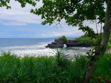 Sabahleyin Tanah Lot Tapınağı 'nın güzel manzarası. Denpasar, Endonezya, 29 Ekim 2021