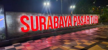Surabaya Pasar Turi Tren İstasyonu manzaralı. Surabaya, Endonezya, 29 Ekim 2021
