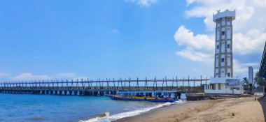 Gili Adaları 'ndaki popüler varış noktasının limanındaki teknelerin manzarası. Gili Adaları, Endonezya, 29 Ekim 2021