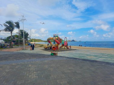 Mandalika Bölgesi, Lombok, Endonezya 'daki Kuta Plajı manzarası. Güzel bir tropikal plaj. Lombok, Endonezya, 20 Ekim 2021